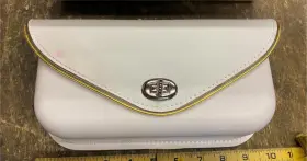 48-0582 V-twin Manufacturing White Windshield Pouch Bag Gold Trim Harley Vtg Panhead Shovelhead Flh Replica
